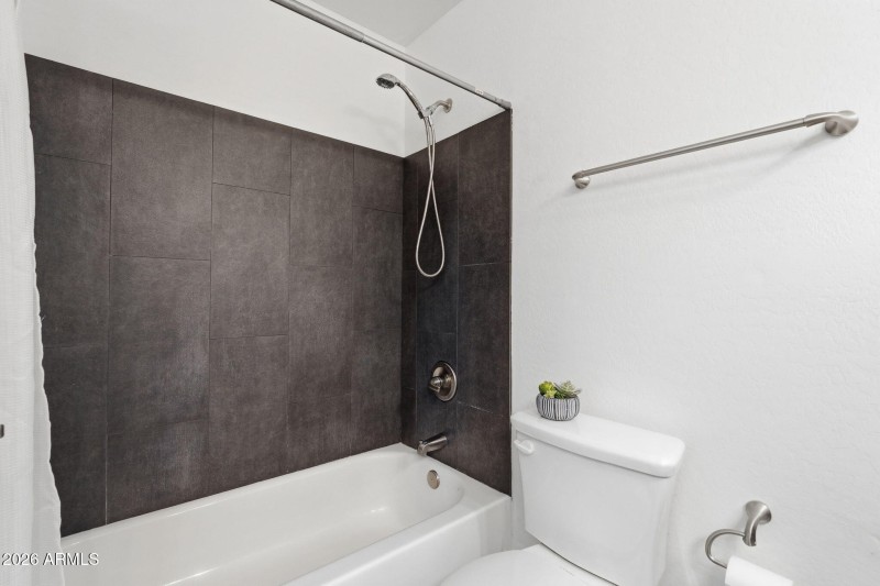 Upstairs Full Bathroom