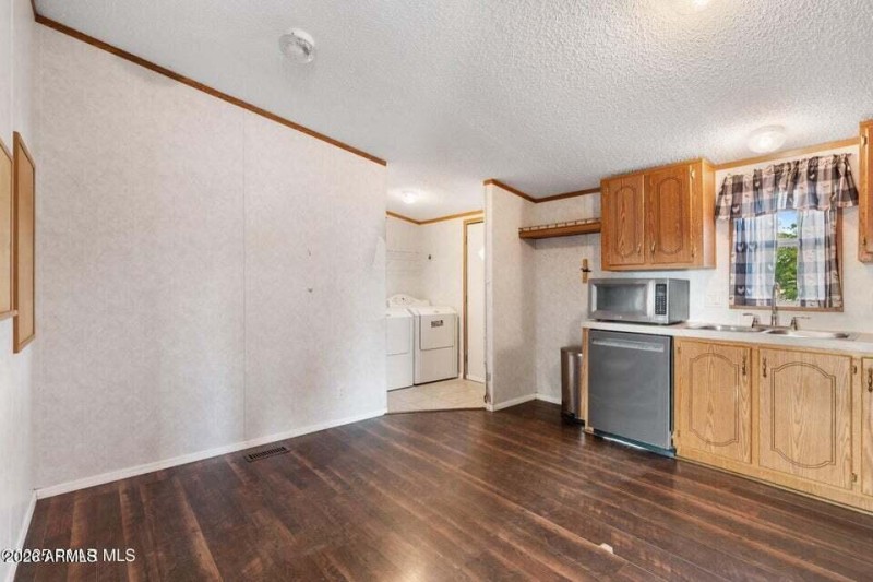 Kitchen & Dining Area