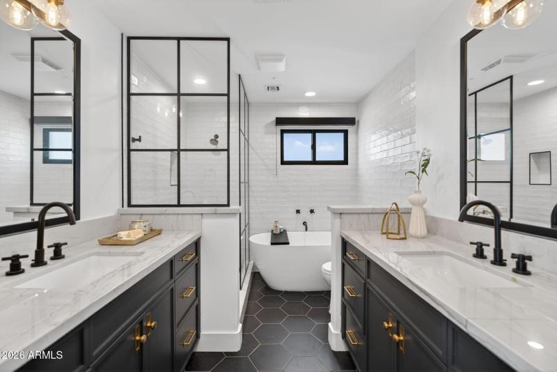 Bedroom 2 En Suite Bath