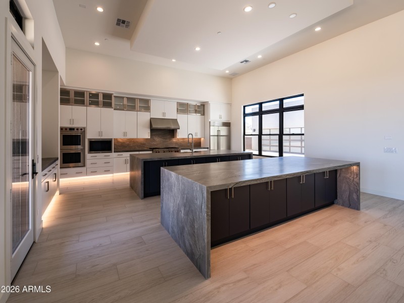 Kitchen W Upper Cabinets