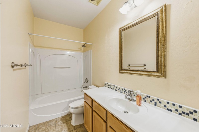 33-web-or-mls-1542 E Chaparral Pl-221