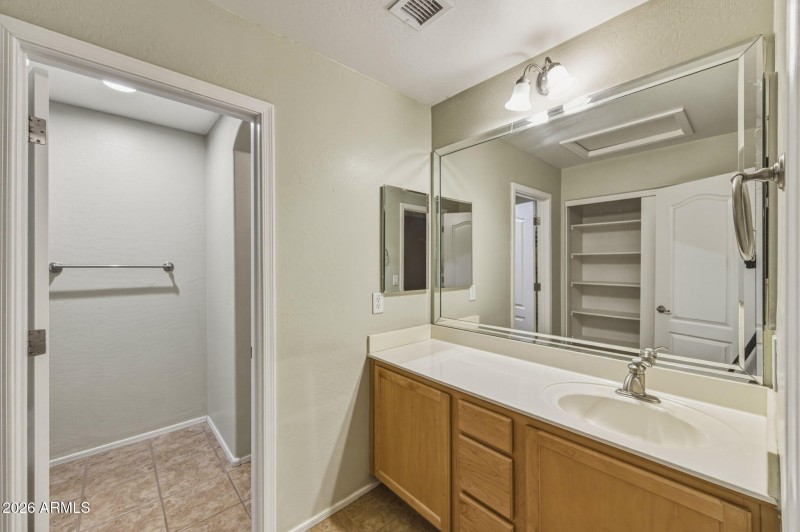 52-web-or-mls-1542 E Chaparral Pl-240