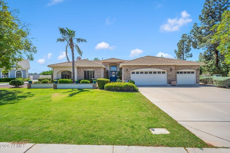 Gorgeous Curb Appeal!
