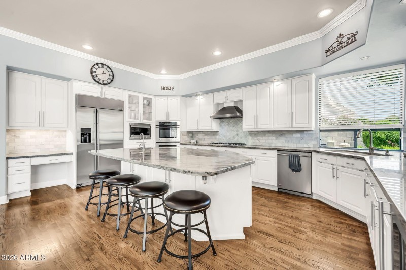 Eat In Kitchen and Breakfast Bar