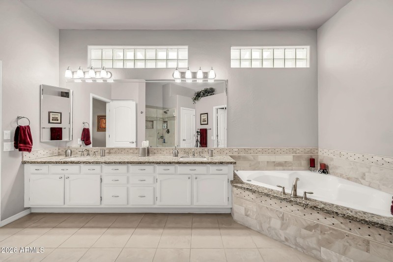 Primary Bath- Soaking Tub!