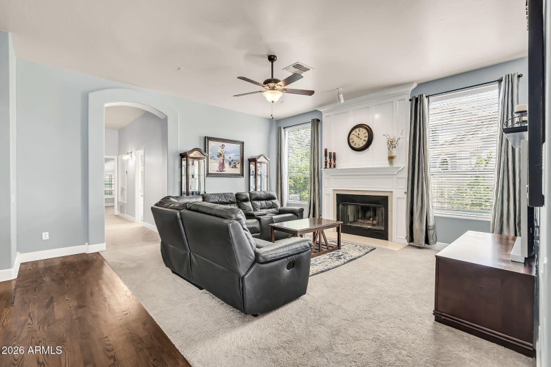 Cozy Family Area- Gas Fireplace!