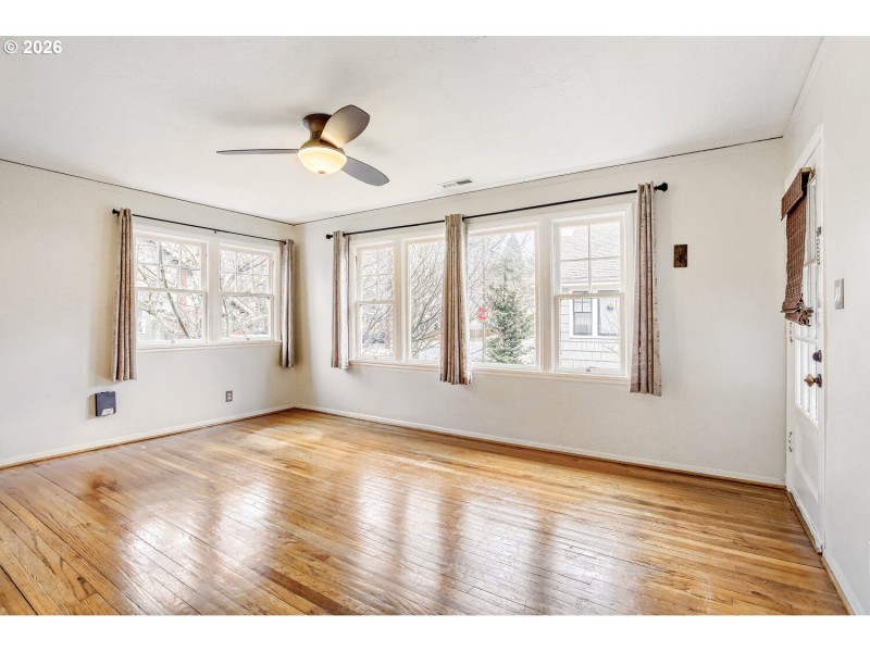 Living Room/Entrance