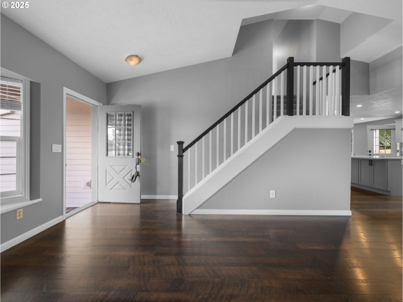 Living Room/Entrance