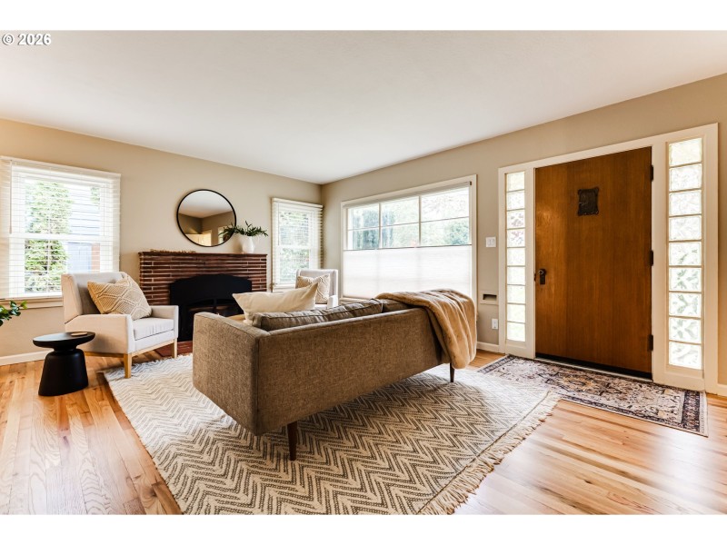 Living Room/Entrance