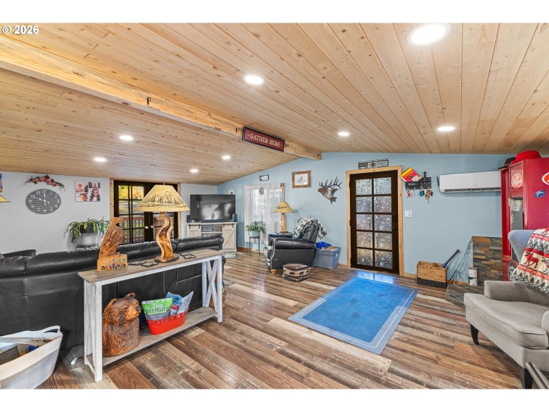 Living Room/Entrance