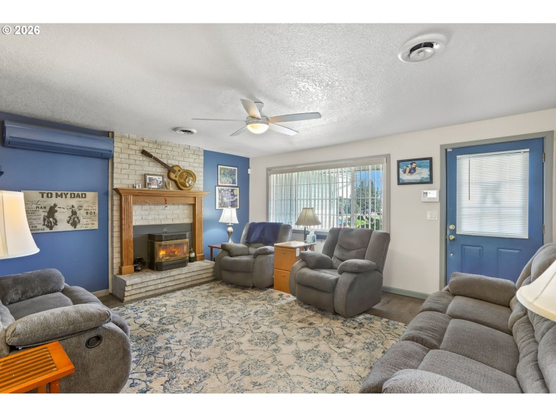 Living Room/Entrance