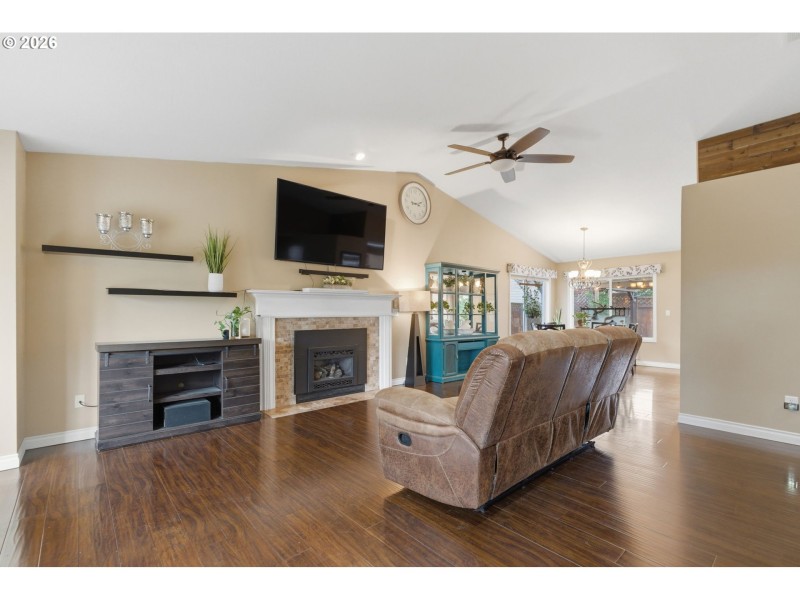 Living Room/Entrance