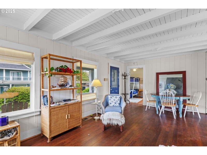 Living Room/Entrance