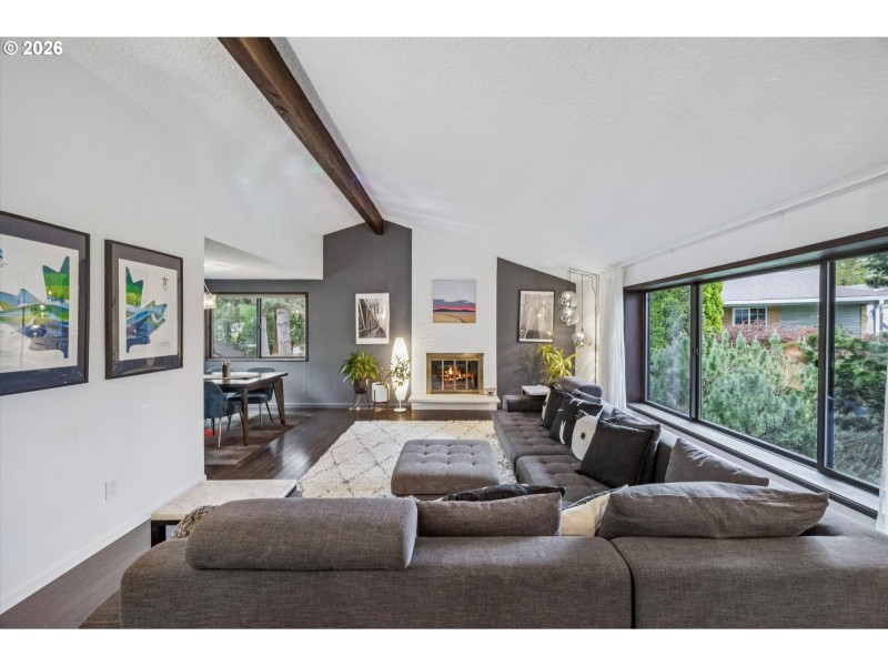 Living Room/Entrance