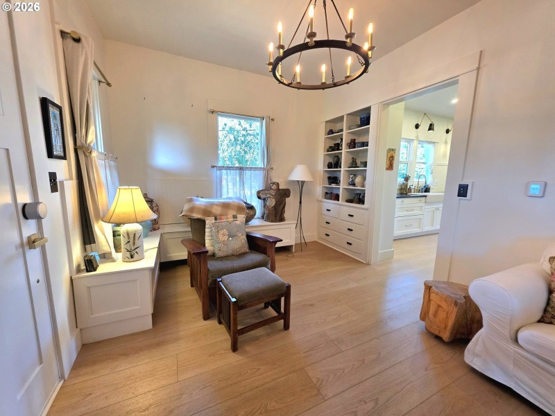 Living Room/Entrance