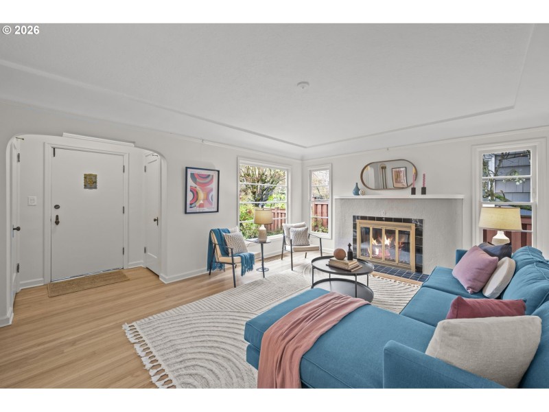 Living Room/Entrance