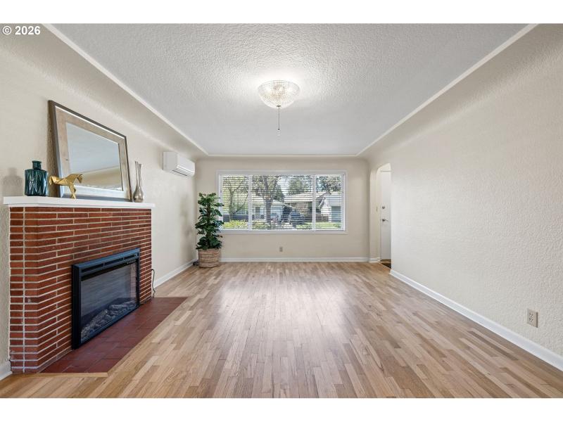 Living Room/Entrance