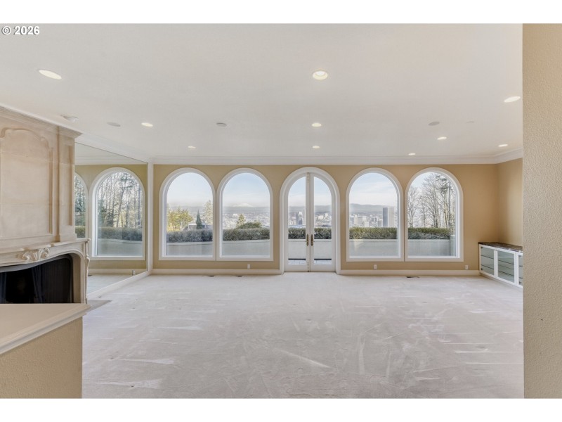 Living Room/Entrance