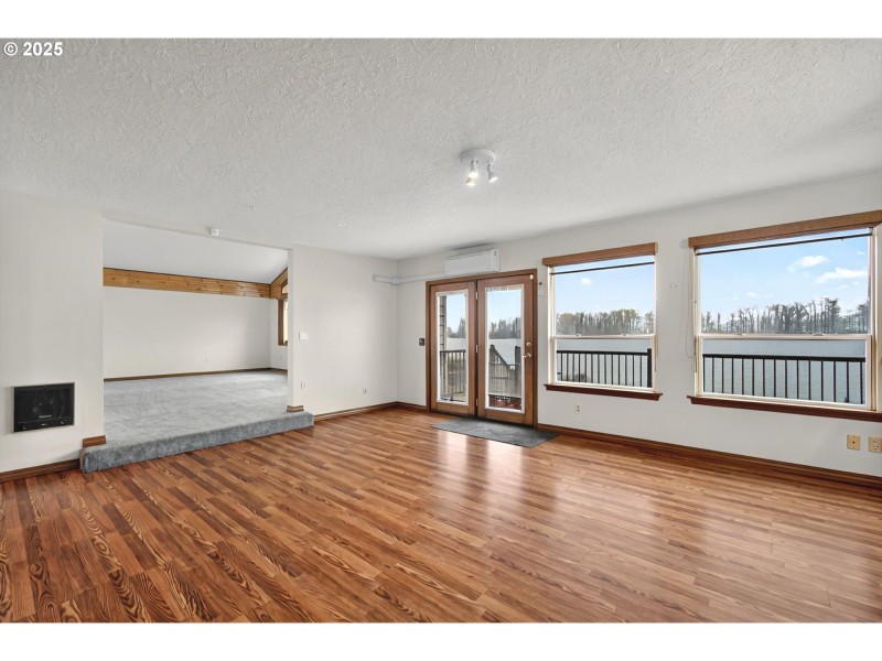 Living Room/Entrance