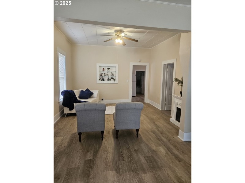 Living Room/Entrance