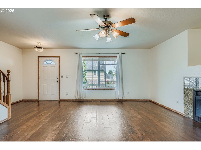 Living Room/Entrance