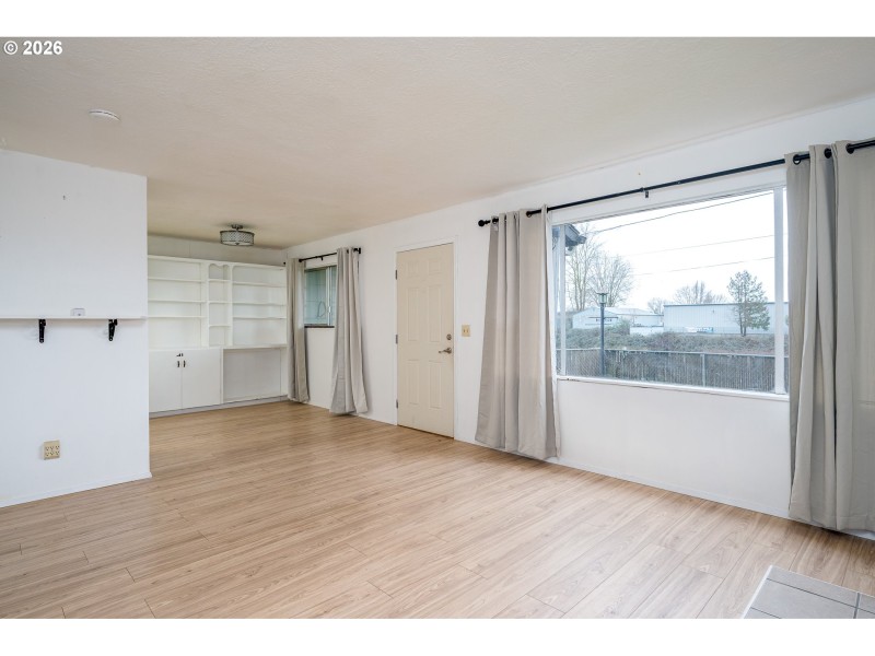 Living Room/Entrance