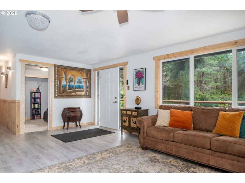 Living Room/Entrance