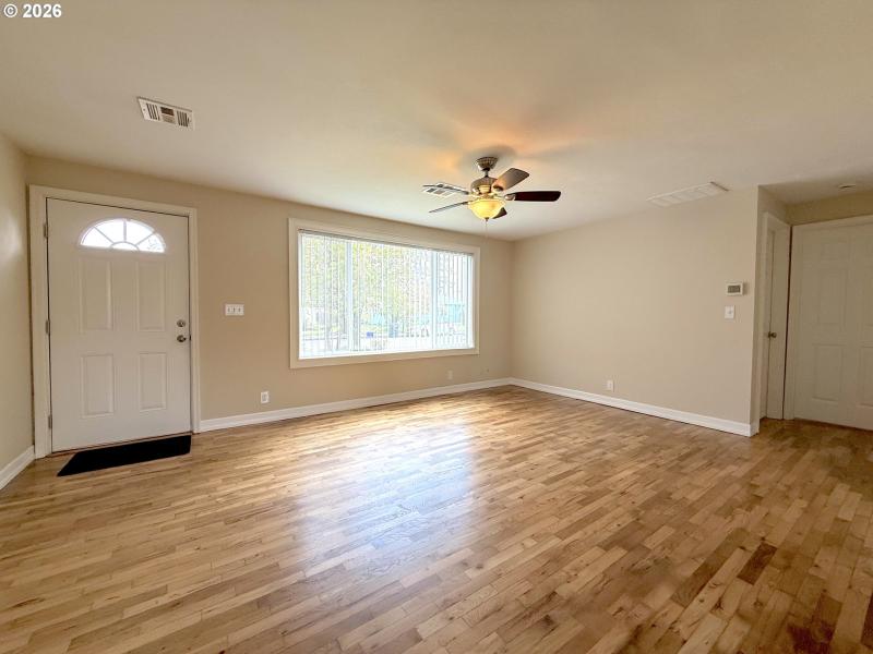 Living Room/Entrance