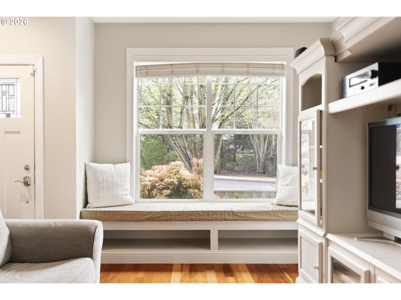 Living Room/Entrance