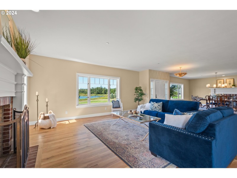Living Room/Entrance
