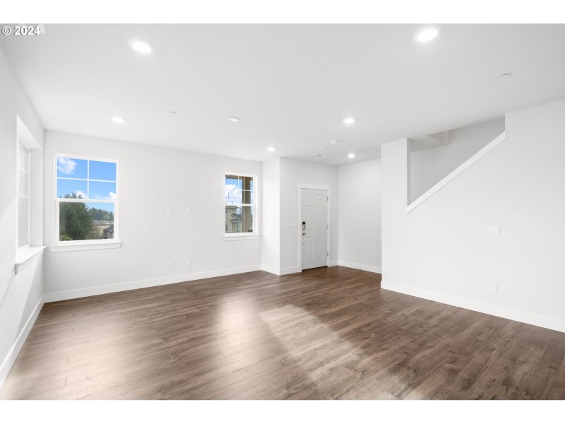 Living Room/Entrance