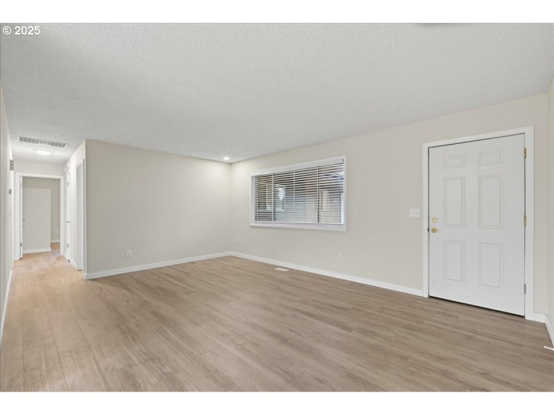 Living Room/Entrance