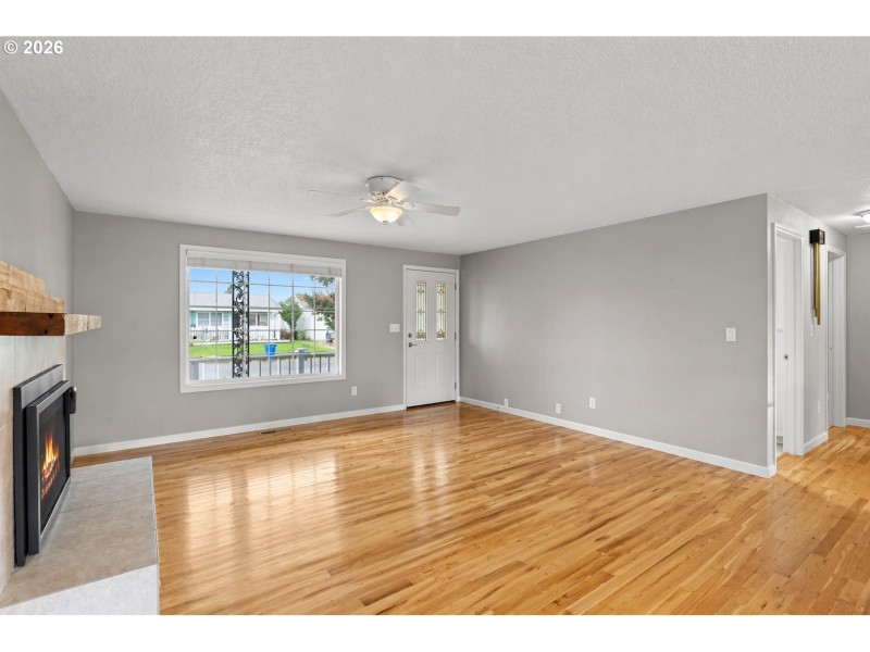 Living Room/Entrance