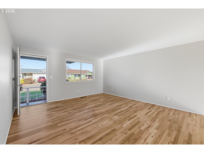 Living Room/Entrance