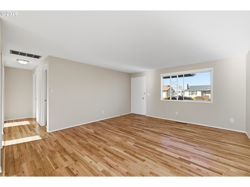 Living Room/Entrance