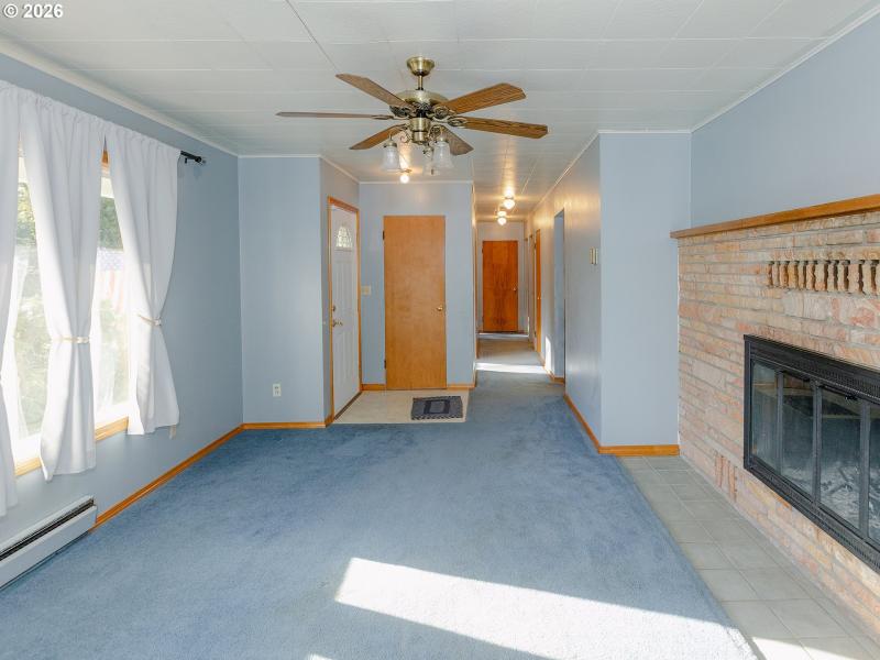 Living Room/Entrance