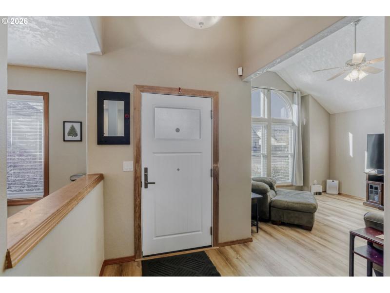 Living Room/Entrance