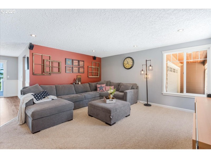 Living Room/Entrance