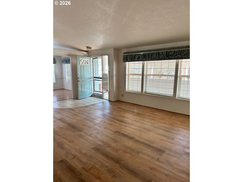 Living Room/Entrance