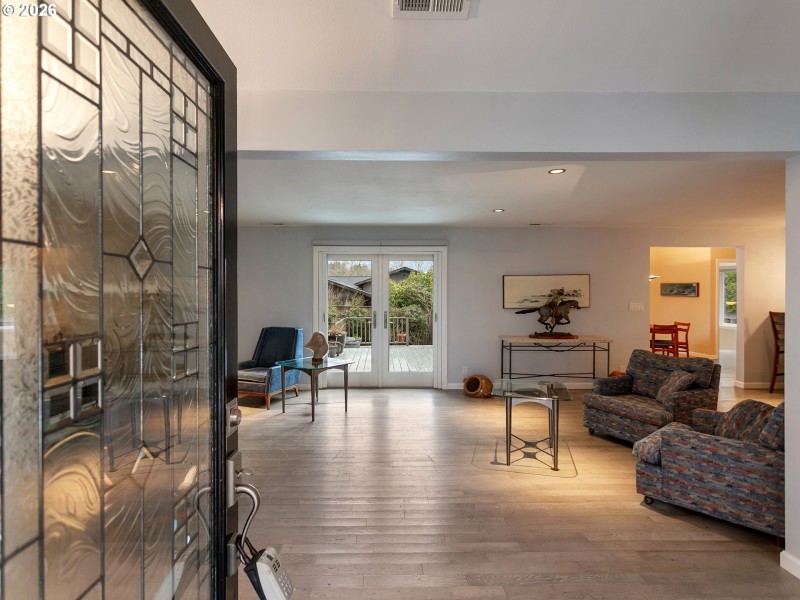 Living Room/Entrance