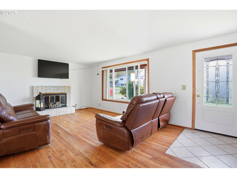 Living Room/Entrance