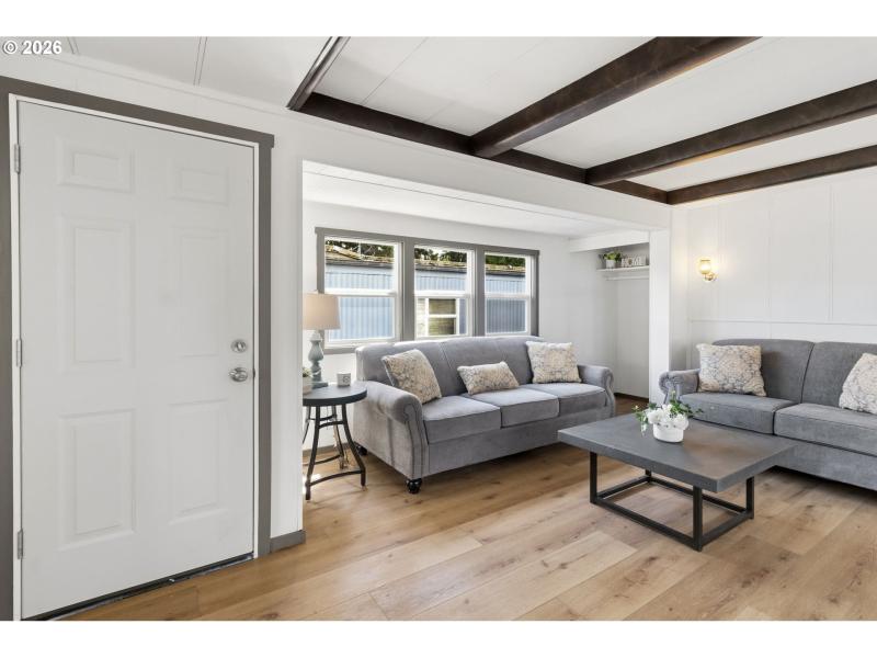 Living Room/Entrance