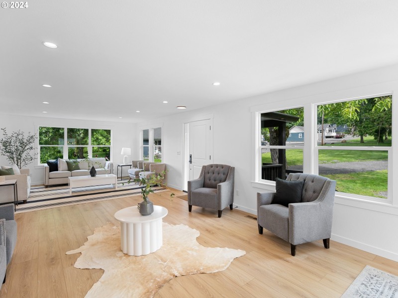 Living Room/Entrance