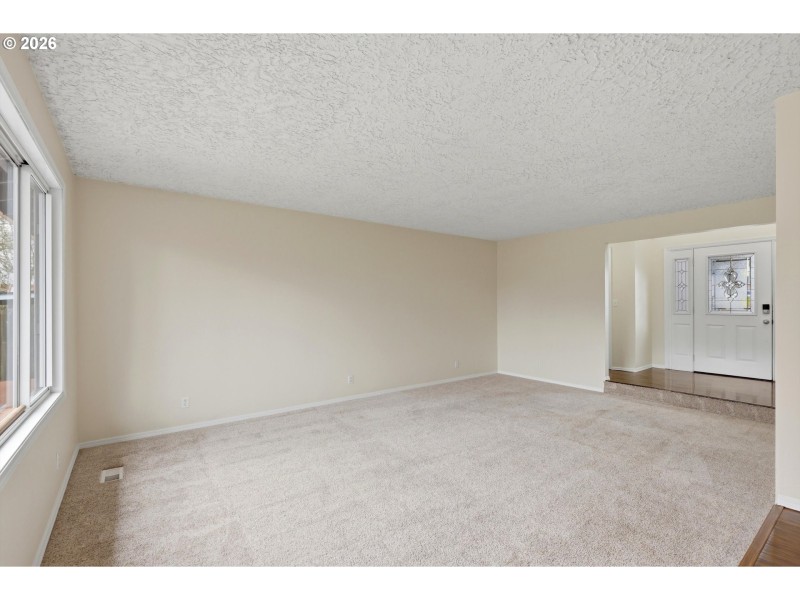 Living Room/Entrance