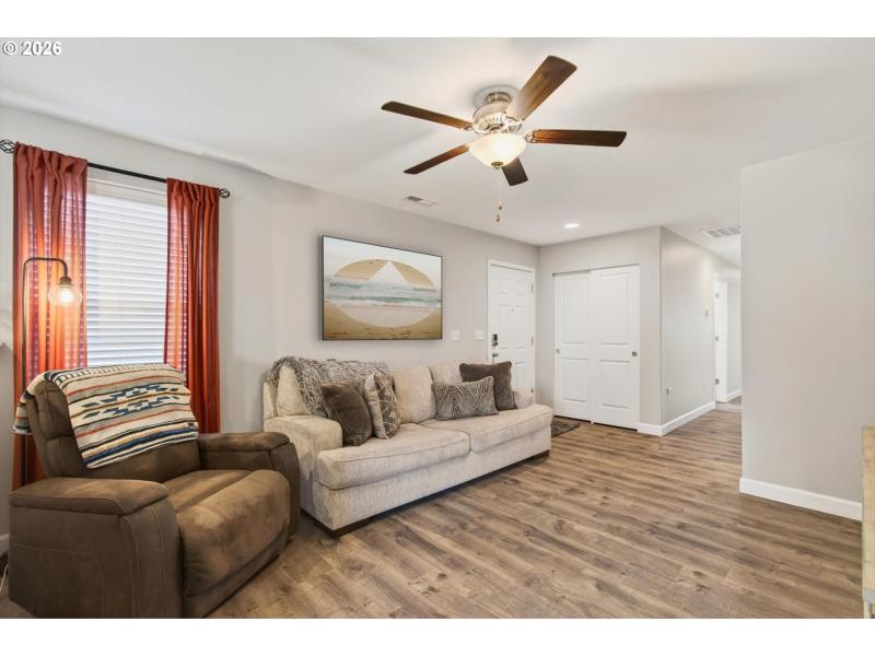 Living Room/Entrance