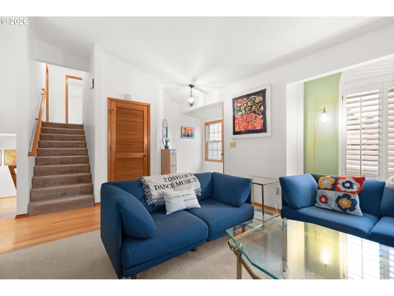 Living Room/Entrance