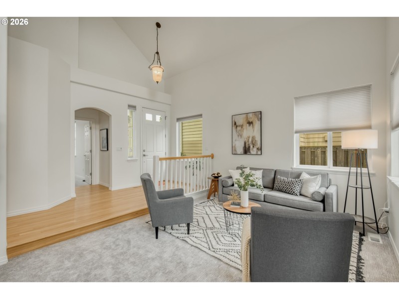 Living Room/Entrance