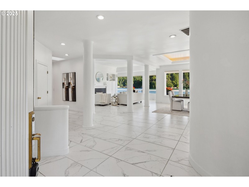Living Room/Entrance