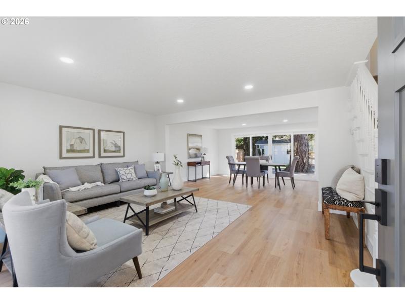 Living Room/Entrance