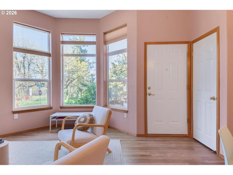 Living Room/Entrance